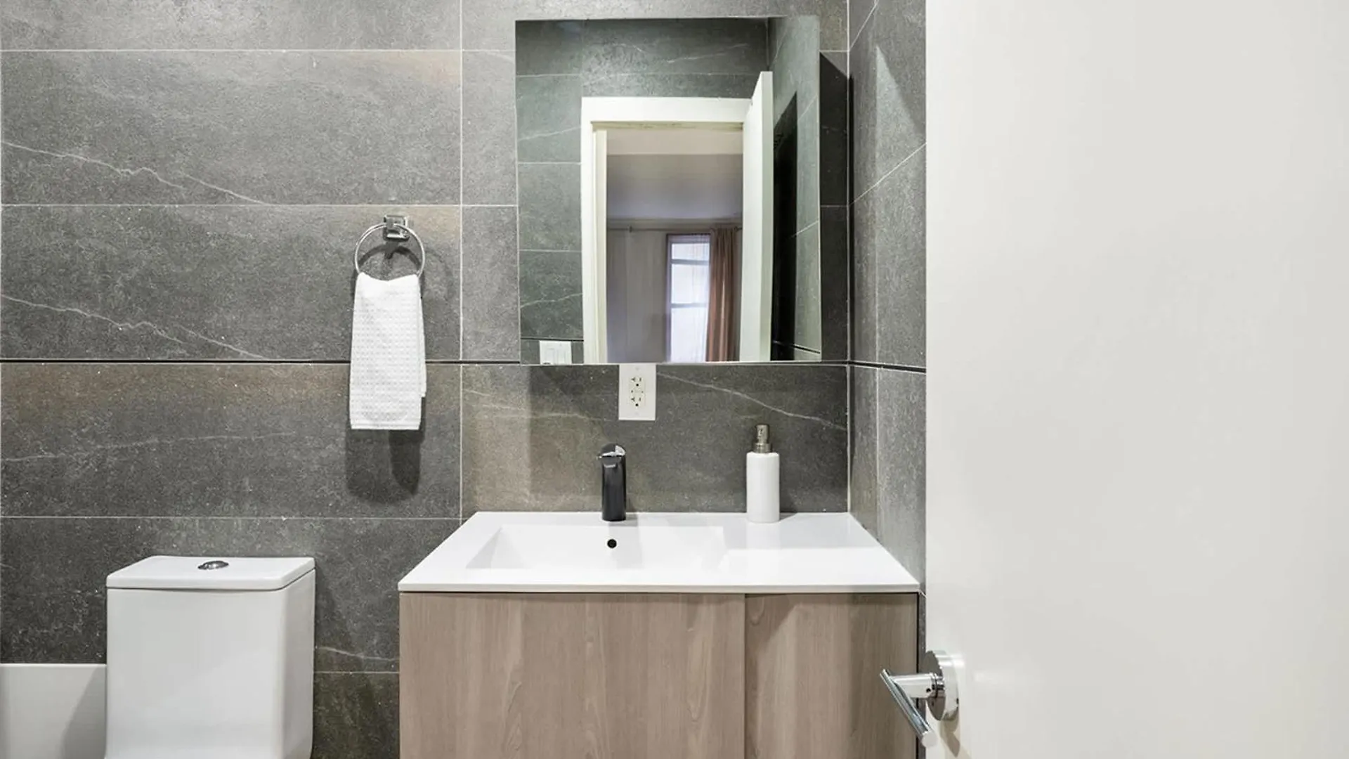 1597-2 Luxury Upper East Side Studio W&D New York