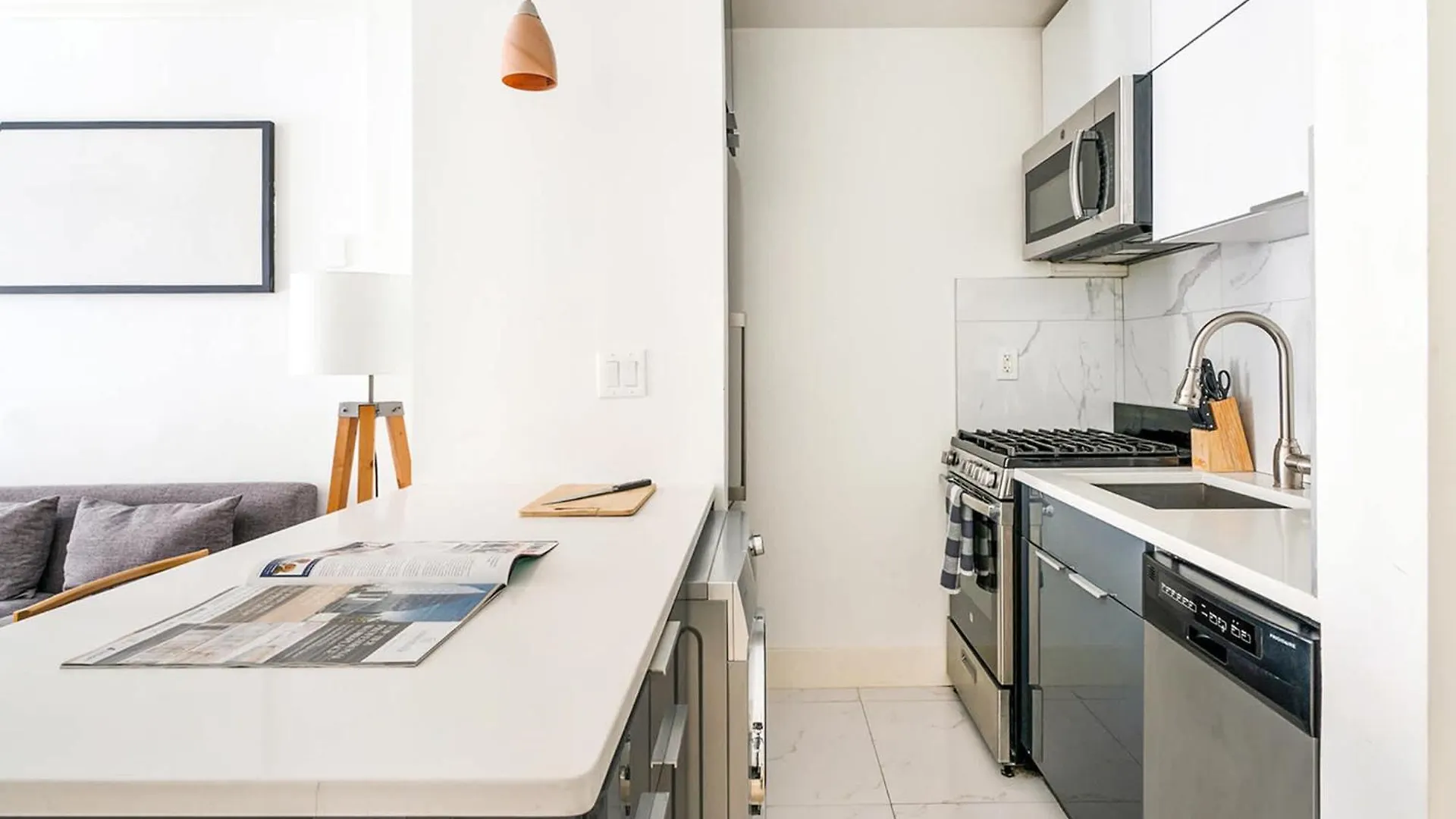 1597-2 Luxury Upper East Side Studio W&D New York Apartment